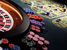 Antarmuka aplikasi mobile arisantoto yang menampilkan pasar sportsbook dan kasino langsung